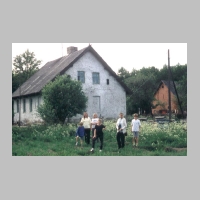 005-1040 Juni 1999. Frau Christel Schnuchel mit Schwiegertochter und Enkel auf dem Gelaende der Foersterei Bieberswalde .JPG